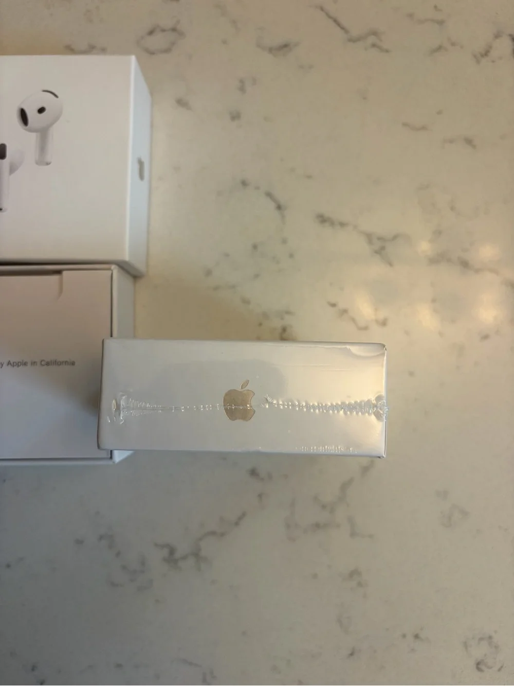 AirPods gen 4s never used comes with every thing (ONE DAY SHIPPING)